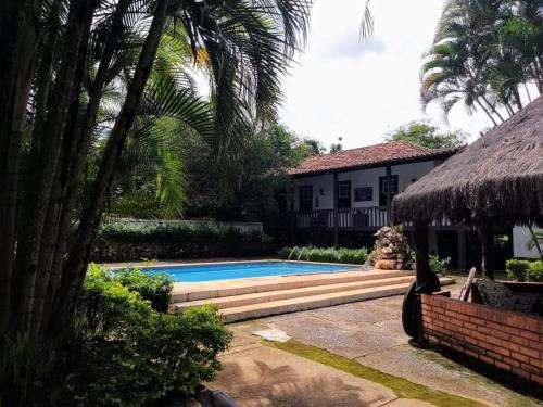 Casa centenária com piscina na Fazenda JS, ambiente perfeito para eventos holísticos e relaxamento próximo a BH