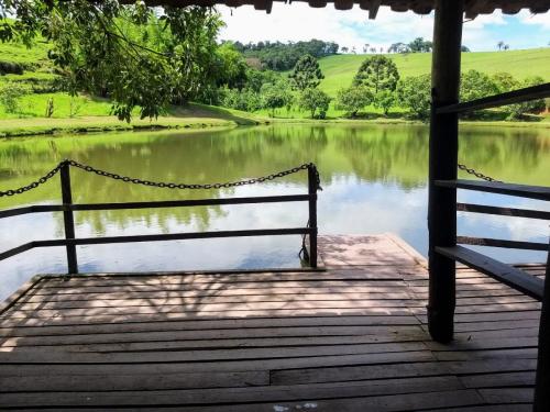 Lagoas serenas e árvores na Fazenda JS – espaço único para eventos holísticos e momentos de paz na natureza