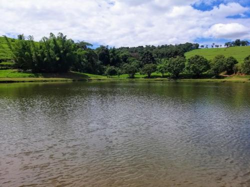 Paisagem com lagoas e árvores na Fazenda JS – ambiente sereno e inspirador para eventos ao ar livre perto de BH