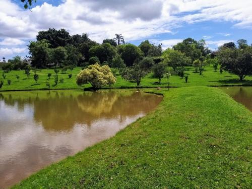 Lagoas e áreas verdes com árvores na Fazenda JS, cenário natural para eventos de bem-estar e retiros espirituais