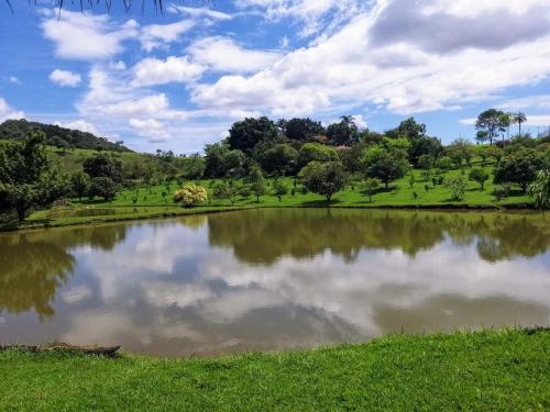 Natureza, árvores e lagoas na Fazenda JS – espaço perfeito para retiros e eventos em meio à tranquilidade