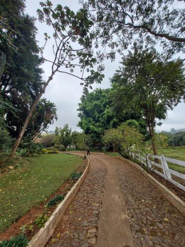 Fazenda JS para aluguel de retiros holísticos, com lagoa e paisagens naturais tranquilas