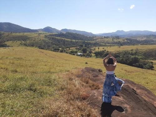 Sessão de yoga na natureza na Fazenda JS – ambiente exclusivo para retiros e experiências de conexão pessoal