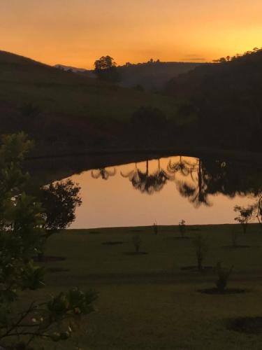 Pôr do sol na lagoa da Fazenda JS, espaço perfeito para alugar para eventos de bem-estar perto de BH