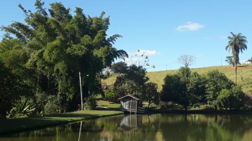 Lagoa principal com quiosque na Fazenda JS - Oásis da Paz, ideal para eventos e retiros na natureza