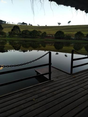 Quiosque na beira da lagoa principal da Fazenda JS, local perfeito para relaxamento e conexão com a natureza